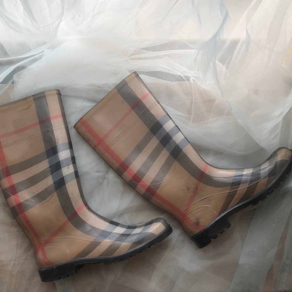 Burberry rain boots!!